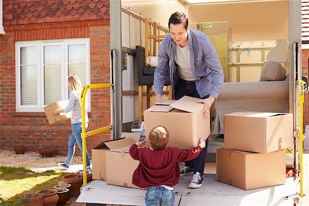 simsearch:400-08938320,k - Family Unpacking Moving In Boxes From Removal Truck Stock Photo - Budget Royalty-Free & Subscription, Code: 400-08938293