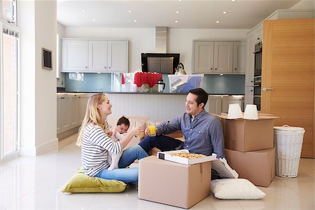 simsearch:400-08938320,k - Family Celebrating Moving Into New Home With Pizza Stock Photo - Budget Royalty-Free & Subscription, Code: 400-08938318