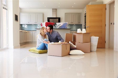 simsearch:400-08938320,k - Couple Celebrating Moving Into New Home With Pizza Stock Photo - Budget Royalty-Free & Subscription, Code: 400-08938324