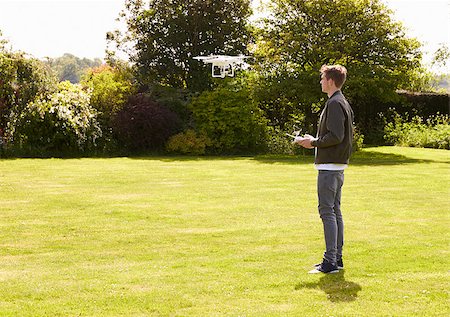 simsearch:877-08129456,k - Man Flying Drone Quadcopter In Garden Photographie de stock - Aubaine LD & Abonnement, Code: 400-08938345