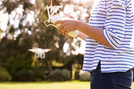 simsearch:877-08129456,k - Close Up Of Woman Flying Drone Quadcopter In Garden Photographie de stock - Aubaine LD & Abonnement, Code: 400-08938347