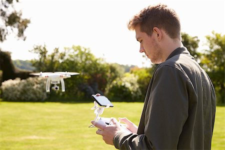 simsearch:877-08129456,k - Man Flying Drone Quadcopter In Garden Photographie de stock - Aubaine LD & Abonnement, Code: 400-08938343