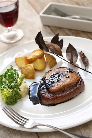 sauteeing - beef steak with foie gras Photographie de stock - Aubaine LD & Abonnement, Code: 400-08933070