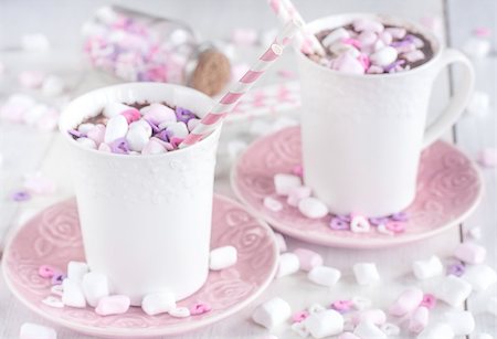simsearch:400-08338402,k - Mug of hot chocolate with marshmallow and heart shaped candies Foto de stock - Super Valor sin royalties y Suscripción, Código: 400-08955443