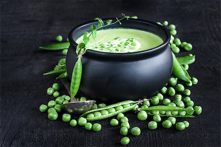 simsearch:400-08786286,k - Green peas soup on dark wooden background. Low key photo. Fotografie stock - Microstock e Abbonamento, Codice: 400-08959707