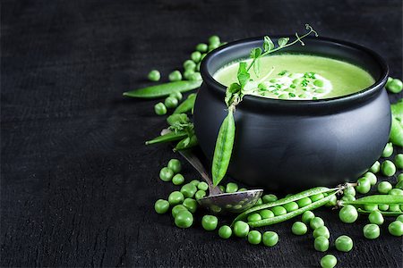 simsearch:400-08786286,k - Green peas soup on dark wooden background. Low key photo. Copy space background. Fotografie stock - Microstock e Abbonamento, Codice: 400-08959708