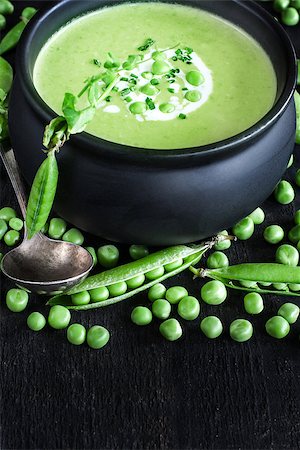 simsearch:400-08786286,k - Green peas soup on dark wooden background. Low key photo. Copy space background. Fotografie stock - Microstock e Abbonamento, Codice: 400-08959710