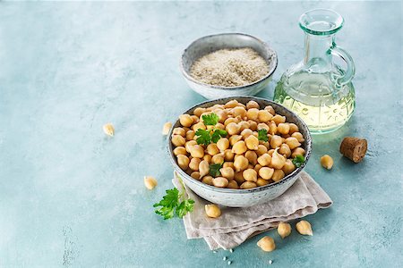 simsearch:400-06480358,k - Ingredients for cooking hummus. Chickpeas, sesame seeds and oil. Food background with copy space for your text. Foto de stock - Super Valor sin royalties y Suscripción, Código: 400-08964004