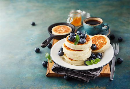 photos of blueberries for kitchen - Cottage cheese pancakes with fresh blueberries and coffee, Delicious Breakfast Foto de stock - Super Valor sin royalties y Suscripción, Código: 400-08964013