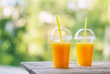 simsearch:400-05911768,k - Fresh orange juice in the open air. Selective focus. Photographie de stock - Aubaine LD & Abonnement, Code: 400-08967159