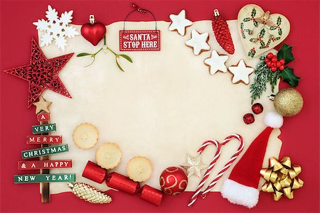 festive biscuits stars - Christmas border with bauble decorations, gingerbread biscuits, mince pie, holly, mistletoe, fir and signs on parchment paper on red background. Foto de stock - Super Valor sin royalties y Suscripción, Código: 400-08968505