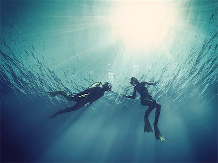 scuba divers - Scuba divers underwater. This is a 3d render illustration Foto de stock - Super Valor sin royalties y Suscripción, Código: 400-08968554