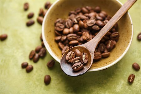 simsearch:400-04411618,k - Fresh coffee beans in a bowl. Selective focus Stock Photo - Budget Royalty-Free & Subscription, Code: 400-08961999