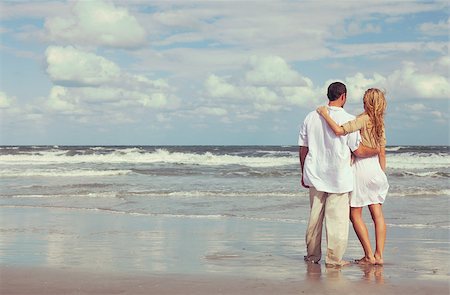 simsearch:400-06751687,k - Instagram style photograph of romantic young man and woman couple embracing on a beach Stock Photo - Budget Royalty-Free & Subscription, Code: 400-08962277