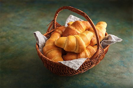 simsearch:400-05704821,k - Freshly baked croissants in a wicker basket on the dark green background. Selective focus, rustic style. Foto de stock - Super Valor sin royalties y Suscripción, Código: 400-08962690