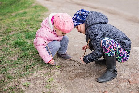 simsearch:400-06950074,k - Children sit by the road and paint with sticks on the ground Photographie de stock - Aubaine LD & Abonnement, Code: 400-08962767