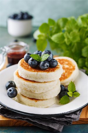 photos of blueberries for kitchen - Cottage cheese pancakes with blueberries and mint, close-up. Stock Photo - Budget Royalty-Free & Subscription, Code: 400-08962999