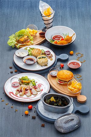 simsearch:400-09011310,k - Dining still life. Dishes from chicken and turkey, mussels in saucepan and naked burger Fotografie stock - Microstock e Abbonamento, Codice: 400-08979089