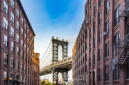 simsearch:400-05260319,k - famous Manhattan Bridge with Empire State in the arch seen from a narrow alley enclosed by two brick buildings on a sunny day, New York City Stock Photo - Budget Royalty-Free & Subscription, Code: 400-08982414