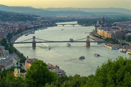 simsearch:400-06330815,k - Szechenyi Bridge is connects Buda to Pest on the Danube river. Foto de stock - Super Valor sin royalties y Suscripción, Código: 400-08997230