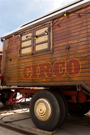 photojope (artist) - Circus wooden vintage caravan with painted spanish circo lettering Fotografie stock - Microstock e Abbonamento, Codice: 400-08997594