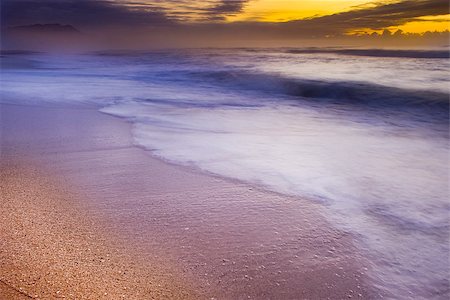 A beautiful sunrise over a deserted beach. Photographie de stock - Aubaine LD & Abonnement, Code: 400-09008449