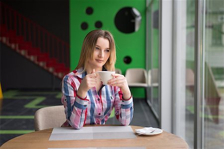 girl in a cafe drinking a Cup of morning coffee Stockbilder - Microstock & Abonnement, Bildnummer: 400-09008573