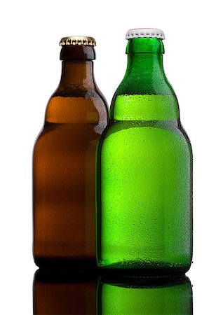 simsearch:400-05260769,k - Green and brown beer bottles with dew on white on white background Foto de stock - Royalty-Free Super Valor e Assinatura, Número: 400-09009613