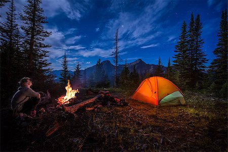 simsearch:400-07310113,k - Man looking up at stars next to campfire and tent at night Foto de stock - Super Valor sin royalties y Suscripción, Código: 400-09018930
