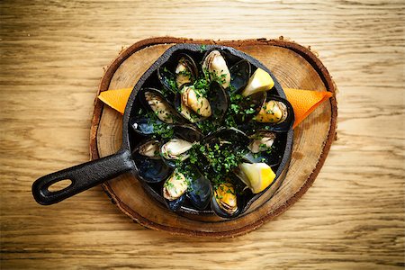 simsearch:400-09119781,k - Steamed mussels in white wine sauce served in a pan Stock Photo - Budget Royalty-Free & Subscription, Code: 400-09019115