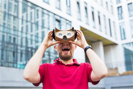 simsearch:400-08621230,k - Close-up of funny man using cardboard virtual reality goggle outdoors. Foto de stock - Super Valor sin royalties y Suscripción, Código: 400-09019550