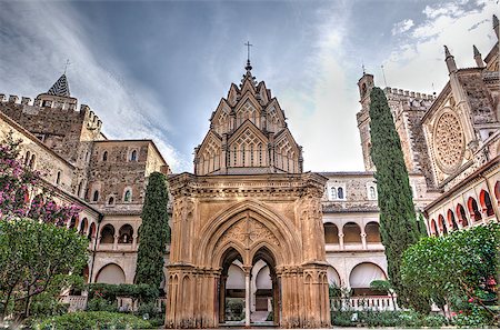 Mudejar cloister of Guadalupe Monastery, Central building. Caceres, Extremadura, Spain. HDR Stockbilder - Microstock & Abonnement, Bildnummer: 400-09019706