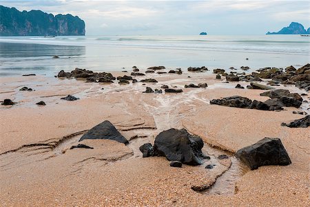 simsearch:400-09010474,k - Large stones in the sand against the background of the sea, rainy weather Stockbilder - Microstock & Abonnement, Bildnummer: 400-09010272