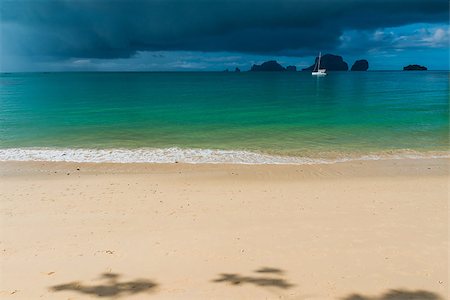 simsearch:400-07245917,k - Sandy beach with sun rays before a tropical rain Fotografie stock - Microstock e Abbonamento, Codice: 400-09010727