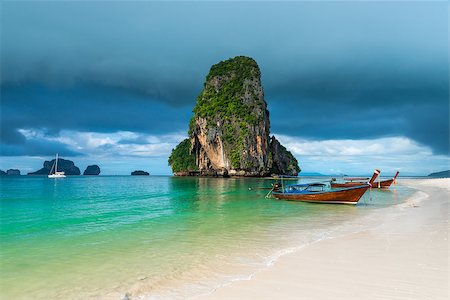 simsearch:400-07245917,k - Wooden boats and a high cliff in the sea, Thailand, Phra Nang beach Fotografie stock - Microstock e Abbonamento, Codice: 400-09010730