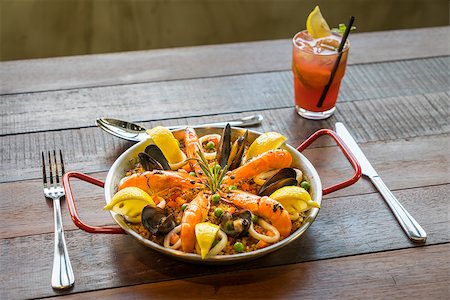 simsearch:400-09011310,k - Paella with seafood vegetables and saffron served in the traditional pan. Fotografie stock - Microstock e Abbonamento, Codice: 400-09011312