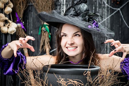 simsearch:400-07776243,k - An evil young witch with a pot, in which he cooks a potion Fotografie stock - Microstock e Abbonamento, Codice: 400-09011721