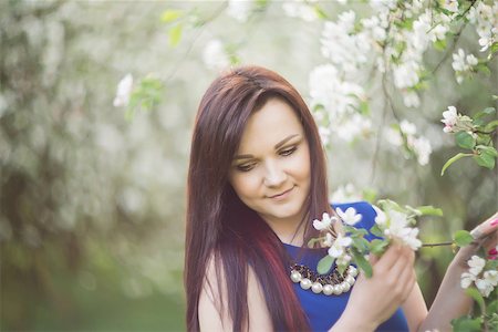 sashr (artist) - beautiful young brunette woman standing near the blossoming apple tree on a warm spring day. Foto de stock - Super Valor sin royalties y Suscripción, Código: 400-09028360