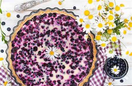 photos of blueberries for kitchen - Fresh homemade creamy blueberry tart (open pie), top view Foto de stock - Super Valor sin royalties y Suscripción, Código: 400-09028947