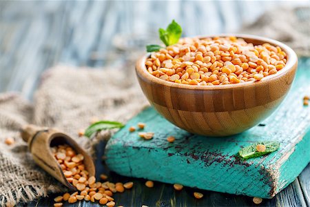simsearch:400-06391712,k - Bowl with dry yellow peas on old wooden table, selective focus. Photographie de stock - Aubaine LD & Abonnement, Code: 400-09029188