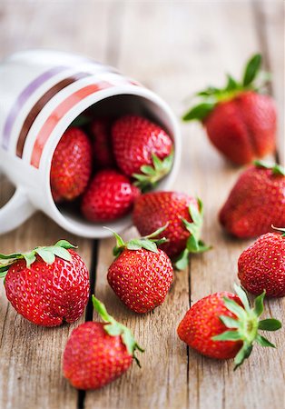 simsearch:400-08672192,k - Fresh ripe strawberries in mug, wooden background Photographie de stock - Aubaine LD & Abonnement, Code: 400-09029383