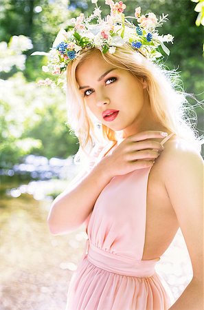 simsearch:400-04429821,k - beautiful woman with pretty makeup and pink lipstick posing outdoors wearing spring and summer dress and flower crown Foto de stock - Royalty-Free Super Valor e Assinatura, Número: 400-09029768