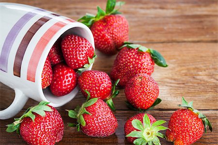 simsearch:400-08672192,k - Fresh ripe strawberries in mug, wooden background Photographie de stock - Aubaine LD & Abonnement, Code: 400-09029799