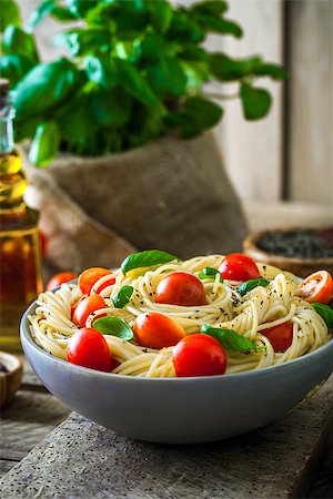 simsearch:400-08115563,k - Italian cuisine. Pasta with olive oil, garlic, basil and tomatoes. Spaghetti with tomatoes Photographie de stock - Aubaine LD & Abonnement, Code: 400-09030527