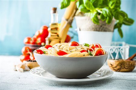 simsearch:400-07465860,k - Italian cuisine. Pasta with olive oil, garlic, basil and tomatoes. Spaghetti with tomatoes Stock Photo - Budget Royalty-Free & Subscription, Code: 400-09030528