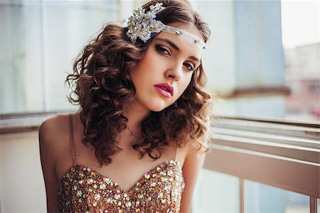 simsearch:400-08890472,k - Fashion photo of beautiful girl wearing sparkling evening dress. Professional make-up and hairstyle. Perfect skin. Fashion photo. Gatsby style. Stockbilder - Microstock & Abonnement, Bildnummer: 400-09030757