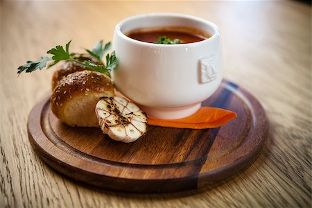 rote-beete-suppe - Ukrainian and russian national food - red beet soup, borscht with black bread and cut of garlic Stockbilder - Microstock & Abonnement, Bildnummer: 400-09030851