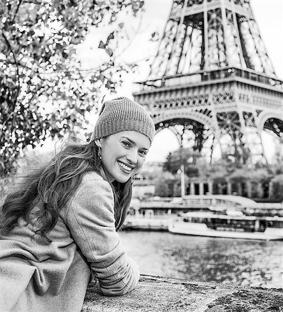 simsearch:400-09031587,k - Autumn getaways in Paris. Portrait of smiling young tourist woman on embankment in Paris, France Stock Photo - Budget Royalty-Free & Subscription, Code: 400-09031587