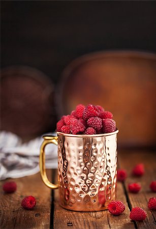 simsearch:400-05147624,k - Fresh ripe raspberries in a copper mug Foto de stock - Super Valor sin royalties y Suscripción, Código: 400-09032153