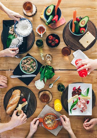 simsearch:400-09011310,k - Top view, Group of people sitting at the wooden table having meal Fotografie stock - Microstock e Abbonamento, Codice: 400-09045754